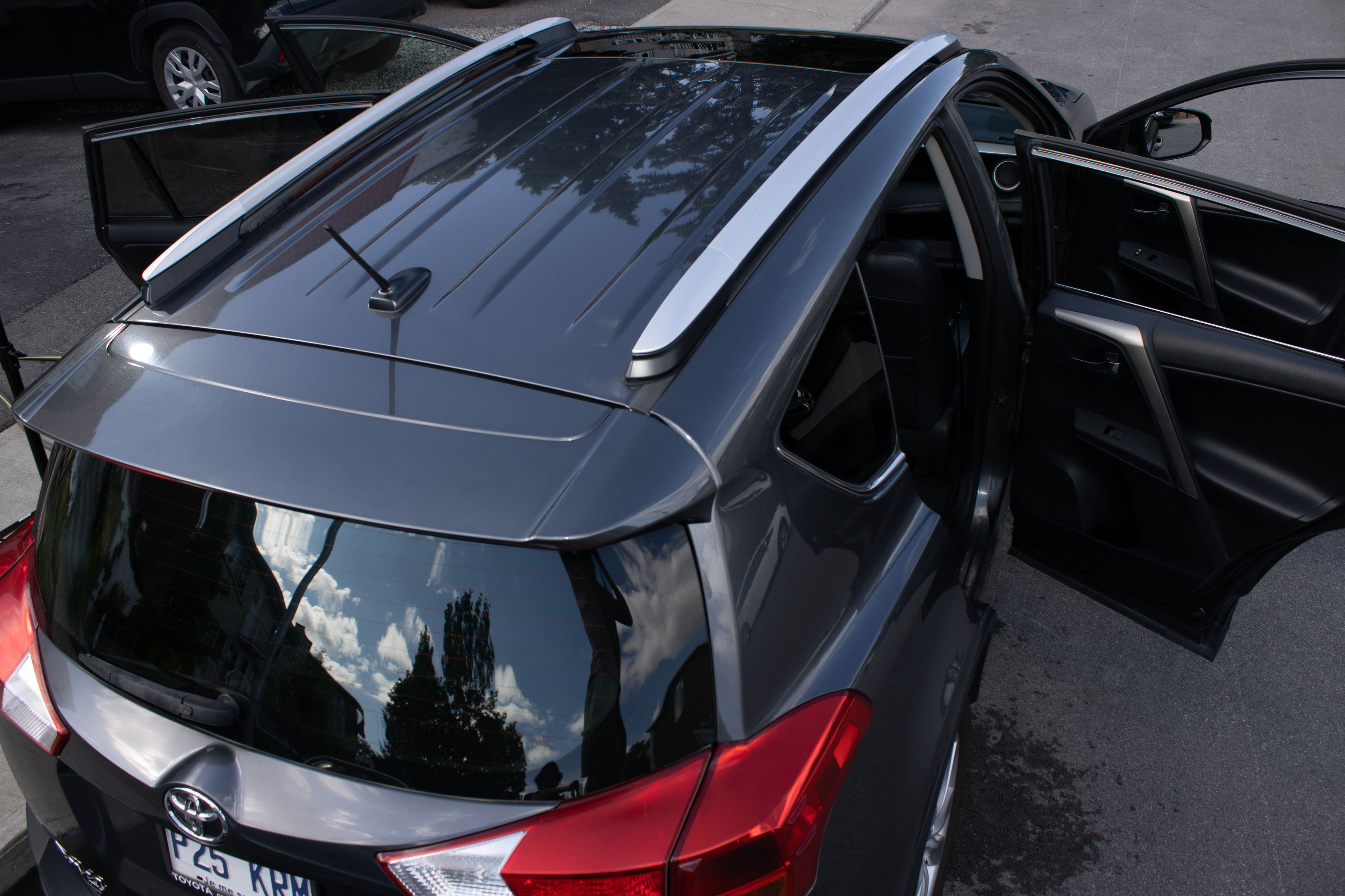 Vue extérieure – Reflets sur carrosserie sombre